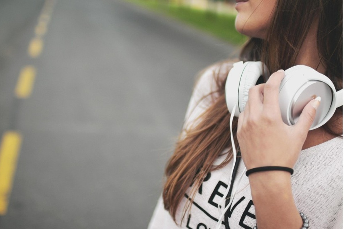 Une jeune fille avec un casque