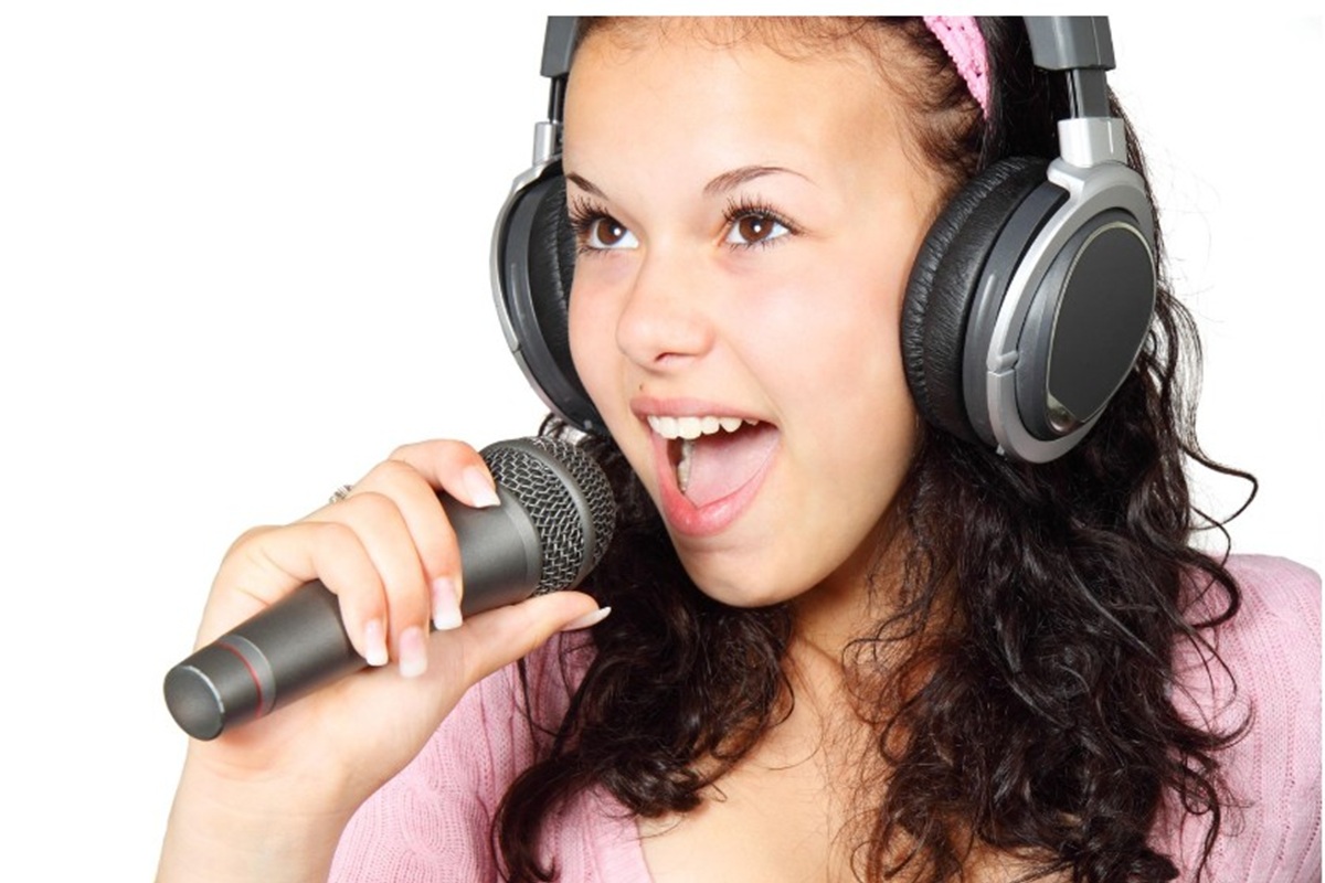 Une jeune fille s’amusant en musique