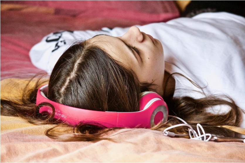 Jeune fille avec son casque rose