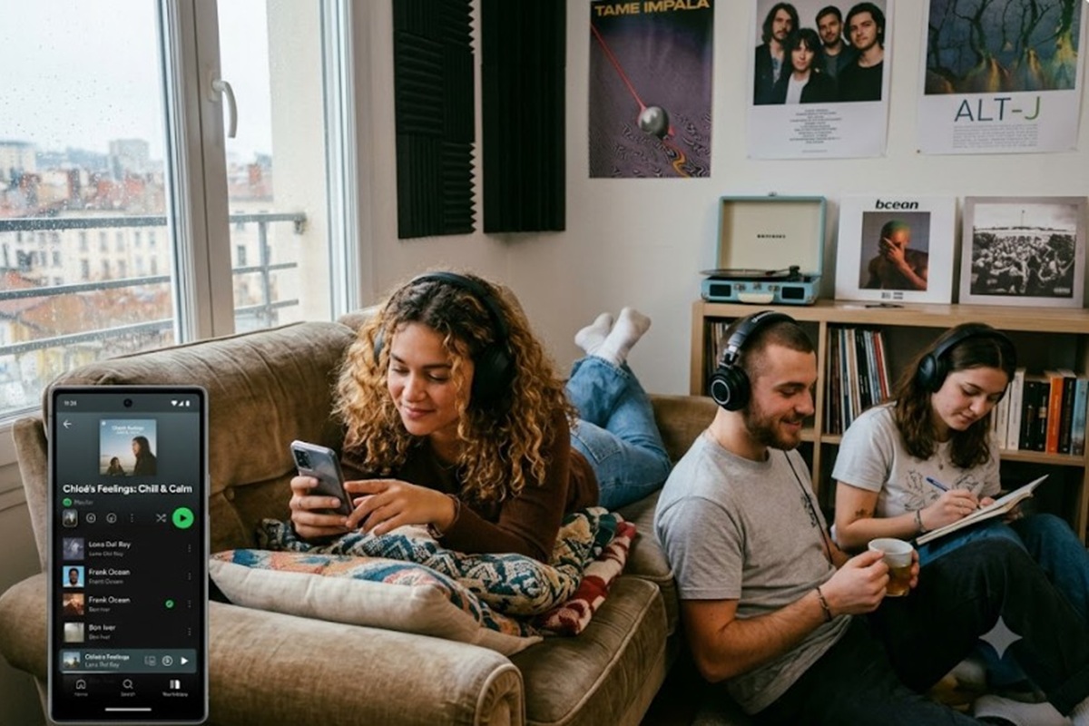 Des jeunes écoutant des playlists de musique