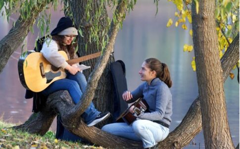 Deux jeunes filles avec leurs guitares