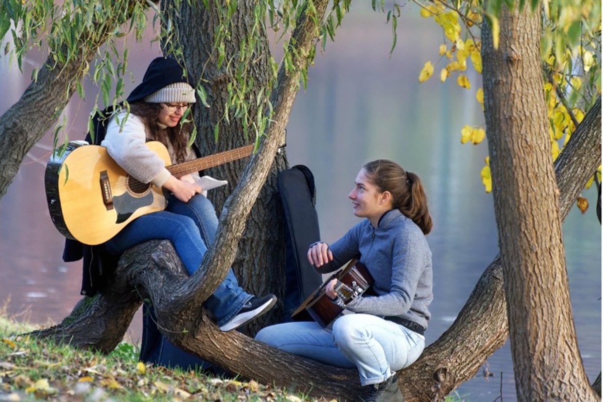Deux jeunes filles avec leurs guitares