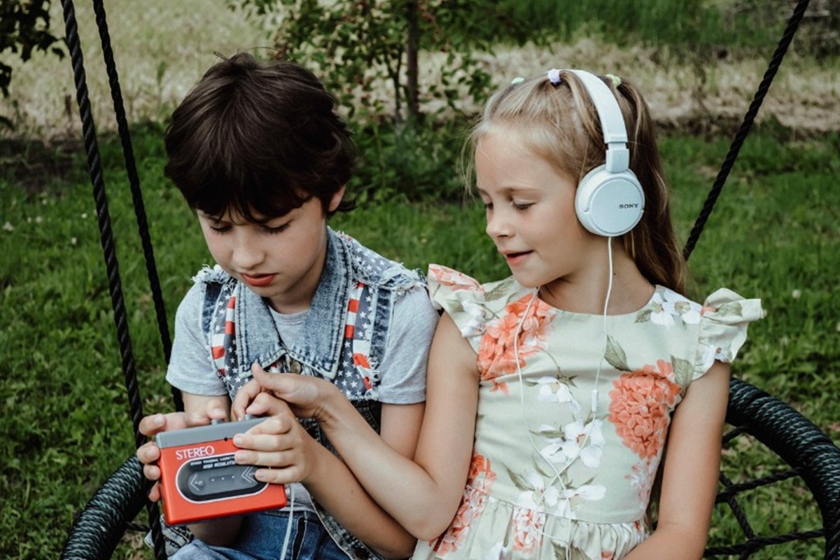 Deux enfants écoutant de la musique
