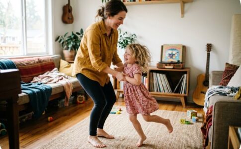 Une maman en train de danser avec son enfant