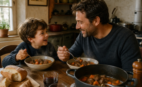 Père et fils partageant joyeusement un plat de bœuf-carottes chaud à la table de la cuisine.