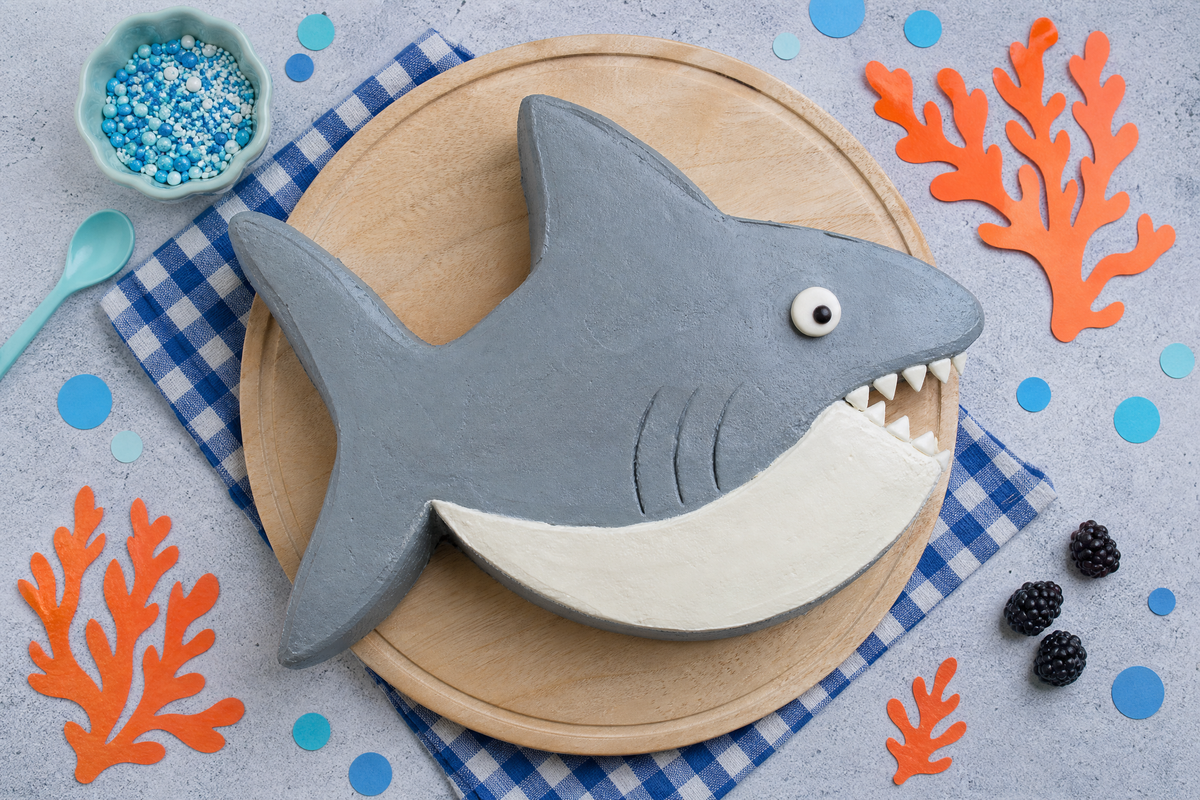 Gâteau au yaourt décoré en forme de requin.