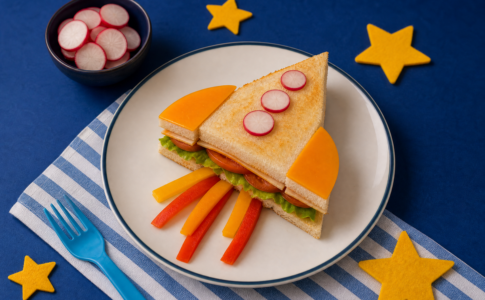 Un sandwich en forme de fusée garni de fromage, poivrons et radis.