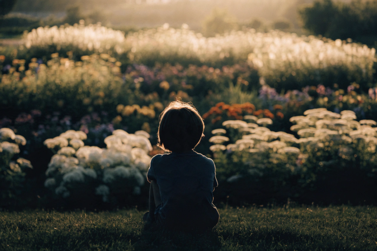 Silhouette d'enfant jouant parmi de grandes fleurs stylisées dans un jardin