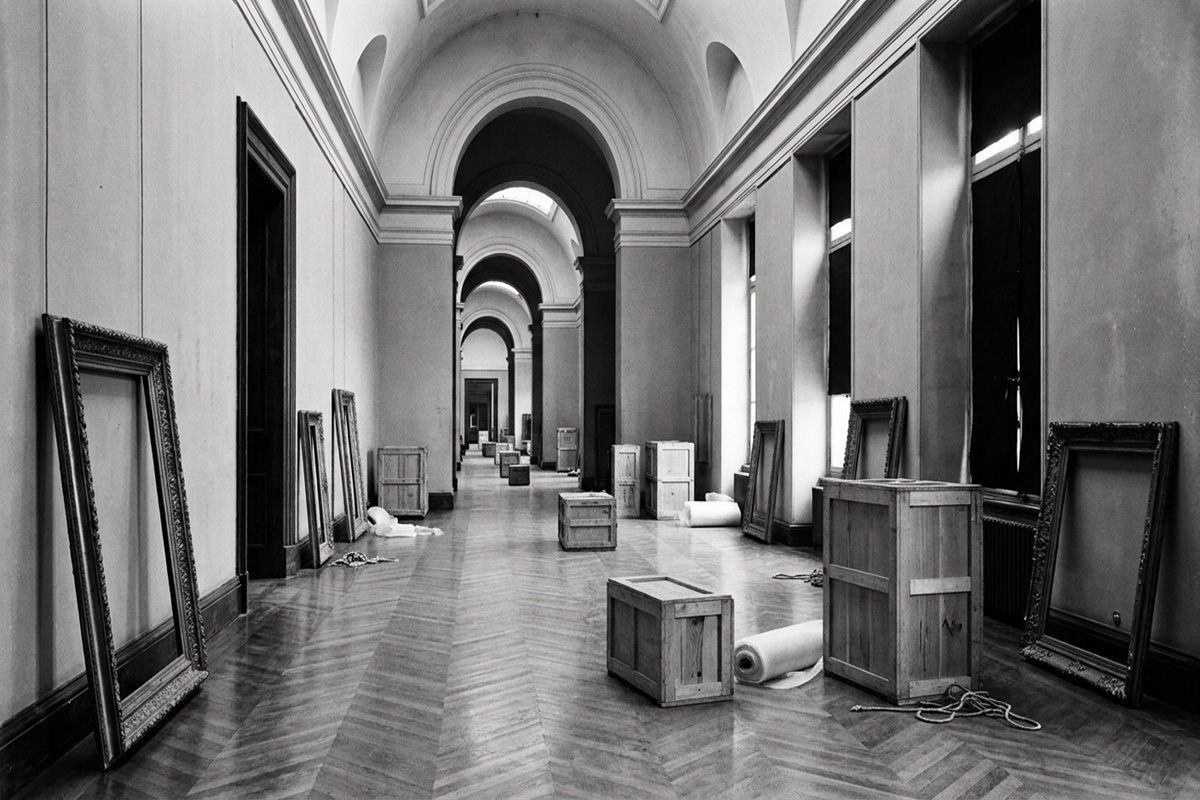 Un long couloir vide d’un musée